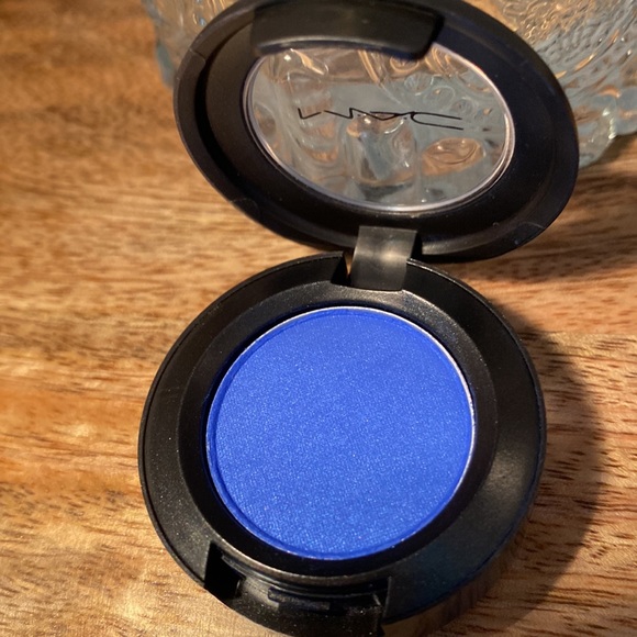 NWOB RARE FIND!! MAC COSMETICS EYE SHADOW “BANG ON BLUE” - Picture 2 of 3